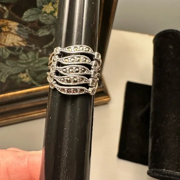 Elegant Silver Women's Ring - Picture 4 of 6